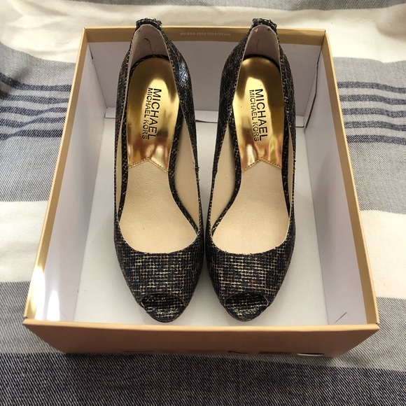 Michael Kors York Platform Cheetah Pumps - Picture 2 of 5